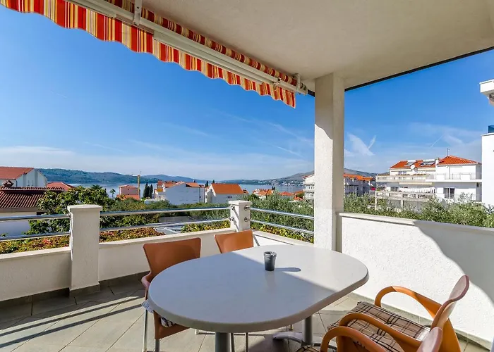 Apartment Palm Tree *